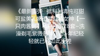 美女自拍居家在板凳上刮毛前后展示