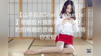 美女无聊对着镜头掰开粉嫩粉嫩的穴玩得不亦乐乎，想象一下镜头是你的脸是多么美好的一件事