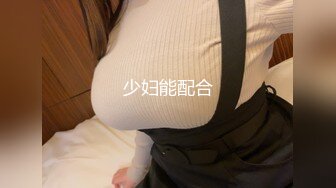 约到脸正身材好的妹子，便与她从沙发运动到床上去