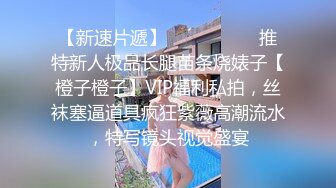 3/3最新 披肩发白衣妹子躲在厕所一边看手机一边自慰VIP1196