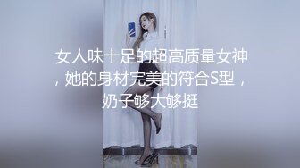  小骚逼露脸洗干净了伺候小哥哥诱惑狼友，舔鸡巴的样子好骚吸蛋蛋，深喉抽插