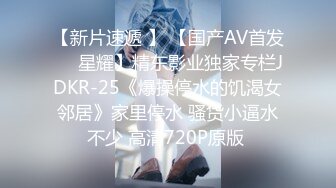 【新片速遞】 丰满性感的熟女露脸制服诱惑，吊钟奶子，床上道具深插，刺激阴蒂