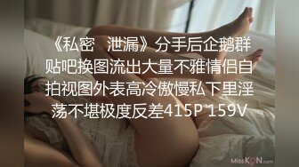 美女更衣室自拍