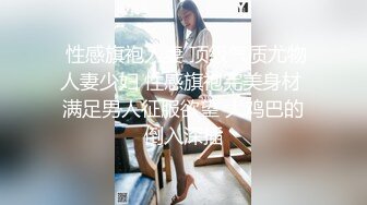 躲在角落偷拍女更衣室的美女少妇换衣服