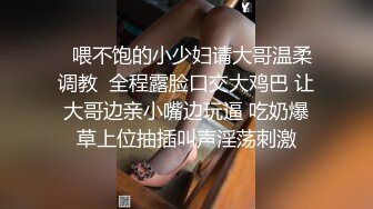  胸前玫瑰纹身无毛骚女带闺蜜一起，和炮友激情大战闺蜜旁边观战，埋头交骑乘快速打桩