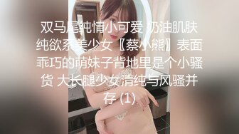 苏州小海豚露脸颜值不错的小少妇深夜发骚，奶子够大躺着都上下晃动好诱人，逼逼夹着按摩棒互动狼友自己抠逼