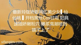 六月最新流出厕拍大神潜入纸箱厂女厕全景后拍 意外拍到厂里偷窥同好眼镜哥没想到他这么大胆