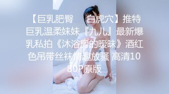 【新片速遞】 黑丝露脸可以玩双插的人妻诱惑，撩骚动作不断诱惑狼友，大号道具插了骚穴侧入干菊花，激情抽插高潮冒白浆