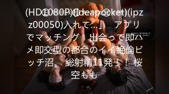  邻居骚妇在家里大床一边和年轻男同事偷情一边和老公同电话骚货下面好多水