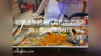  大二兼职学妹美穴嫩乳跟小哥激情啪啪，给小哥玩足交，撅着屁股给狼友看美鲍特写