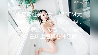 微胖少妇露脸逼肥奶大又很骚，激情大秀自己舔着奶子抠着逼，道具抽插浪叫呻吟，把自己整到高潮精彩不要错过