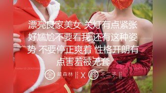 父亲刚离开硕大乳房的美艳妈妈就被儿子一把搂住，用力揉捏奶子亲吻猛吸猛操征服