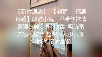 漂亮伪娘 在餐厅露出 掏出鸡鸡偷偷开撸 看表情很是蛮紧张的 居然还能射出来