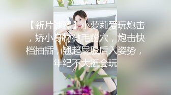 工作操逼两不误 少妇撅着大白屁屁被无套输出 咋还配合她只能慢慢操 职业女性没办法