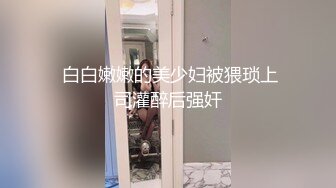 调戏一下骚逼嫂子，露脸开档黑丝诱惑，跪在床前给大哥口交