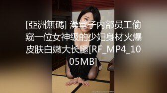 【新片速遞】 黑丝双女激情大秀开草表演，这娘们比男人草逼还猛呢，双头道具插入逼逼夹紧了猛插，多体位爆草浪叫呻吟不止