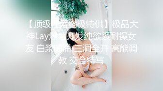 颜值不错的小妞这次被小哥的大鸡巴草服了，全程露脸舔弄大鸡巴，让小哥压在身下揉着骚奶子爆草捂着嘴呻吟