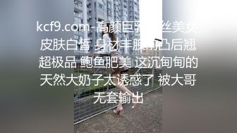 办公楼女厕全景偷拍女神级的少妇带着孩子来尿尿 (5)