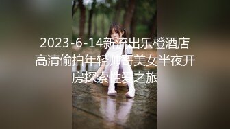 妹子在脱裤子检查肛门就这么大摇大摆走进去