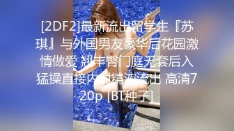 金发熟女吃完大鸡还主动拿奶子玩乳交