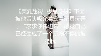 新人下海红唇美女！外表甜美骚的很！开档黑丝翘美臀，假屌骑坐抽插，自摸骚穴，振动棒抽插