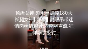  淫娃女友黑丝情趣全程露脸跟狼友发骚互动，主动扒下男友的裤衩舔弄大鸡巴吸蛋蛋