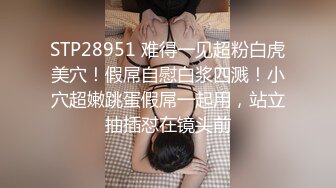 美女主播戶外直播真空開檔絲襪超短裙 一路秀到家