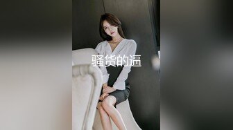 夜市宵夜摊低胸装美女被猥琐大叔围观 尽力防走光没想到下面还是被偷拍内裤夹进了屁股缝逼痕明显