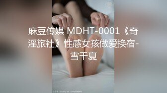  小骚B一个，颜值身材在线，外表甜美大奶，细腰美臀，背上纹身，无毛骚穴，震动棒玩弄，让人欲罢不能