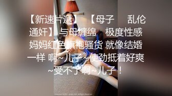 租房处晚上回来晚了，静悄悄的楼道，脱下男友裤子就舔鸡巴，别提有多兴奋啦！