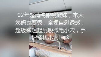 魔鬼身材的大学美女，吃鸡巴舔蛋蛋，丝袜没脱就干了进去