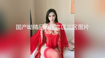 金发女郎做了一个深口交，然后站起来后入式，并得到了鞭子。