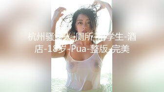   磨人的小妖精真骚啊，露脸仰天视角给小哥交大鸡巴，享受收入高速抽插边草边流水真刺激