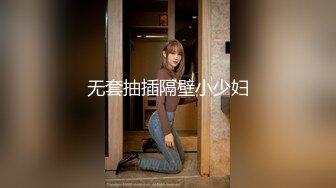 三个漂亮小美女正在锻炼身体突然闯进去一个猛男一起玩4P