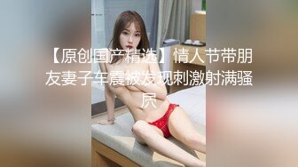 很哇塞的极品少妇，黑丝露脸舔着鸡巴直流口水