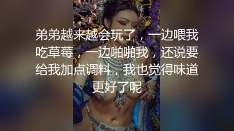 餐厅女厕偷拍 肉丝短裙美女还是个粉嫩的小鲍鱼