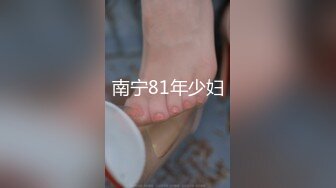 アダルトコーナーに間違えて入ってきたお姉さん。ミニスカで物色しとるもんでパンティ見えちゃってるよ。こんな場所で出会った場違いなお姉さんに色んな妄想してたら勃起してしまい狭い店内でお姉さんの尻にくっつ