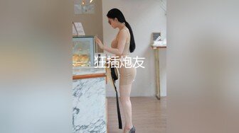 满背纹身吊带长裙！性感少女激情自慰！无毛极品肥穴，地上假屌骑坐