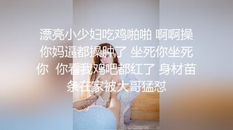 厕拍新人小哥拿着手机躲进步行街路边沟厕偷拍美女尿尿