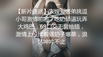 两个00后嫩妹全裸自摸按摩器互相震动炮友双飞，童颜大奶震动棒抽插炮友过来上位骑坐猛操