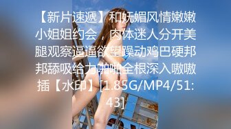 两个19美少女，乖巧妹妹超嫩，童颜大奶。震动棒互插小穴，毛毛挺浓密，抽插自慰，好想被男人操