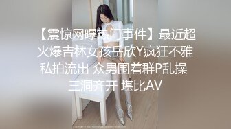   超级骚极品眼镜御姐！白丝美腿扭动细腰！抓着大屌吸吮，骑乘位深插，操的不尽兴假屌自慰