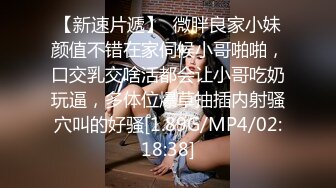 商场女厕全景偷拍一直玩手机的眼镜妹 光滑饱满的小穴 一条细长的水缝