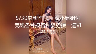 商场女厕全景偷拍长裙美女换姨妈巾