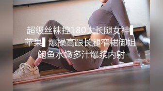  房东儿子浴室窗帘洞中偷窥 美女租客洗澡平时高冷学姐洗澡不带眼镜的样子原来这么美下面毛毛真多