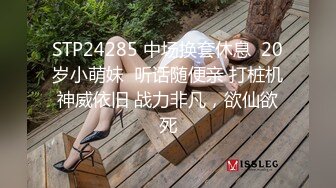 中性风酷酷短发小姐姐自慰诱惑，撩起衣服露奶子，没穿内裤诱人翘臀，掰穴特写玻璃棒抽插，娇喘呻吟嗯嗯叫