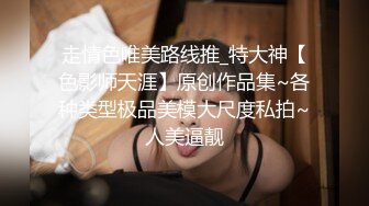  闭着眼睛手抓床单，享受大鸡巴的奋力抽插，两个年轻的妹子让大哥玩弄双飞