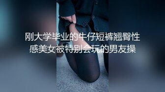 騷母狗一只喔大街上戴著狗鏈肛塞被當狗遛，非常大膽淫蕩