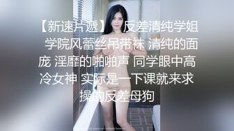 新人18萝莉嫩妹！娇小身材贫乳奶子！脱下内裤超嫩小穴，全裸展示身材，按摩器震穴流出水