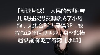 商场女厕连续偷拍两个长得很相似的姐妹上厕所没想到下面也那么像